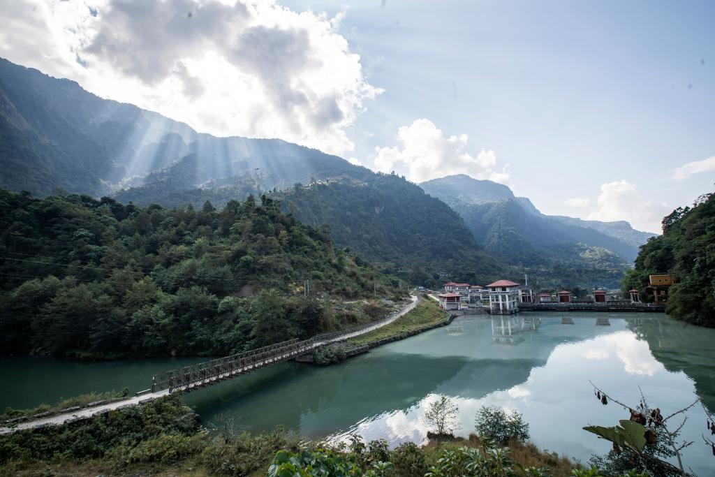 這是2022年11月8日拍攝的尼泊爾上馬相迪A水電站大壩。上馬相迪A水電站位于尼泊爾西部勒姆宗縣，2013年1月開工建設(shè)，2017年1月1日投入商業(yè)運(yùn)營。該水電站投入運(yùn)營以來，極大緩解了尼泊爾電力緊缺局面。新華社發(fā)（哈里·馬哈爾詹 攝）