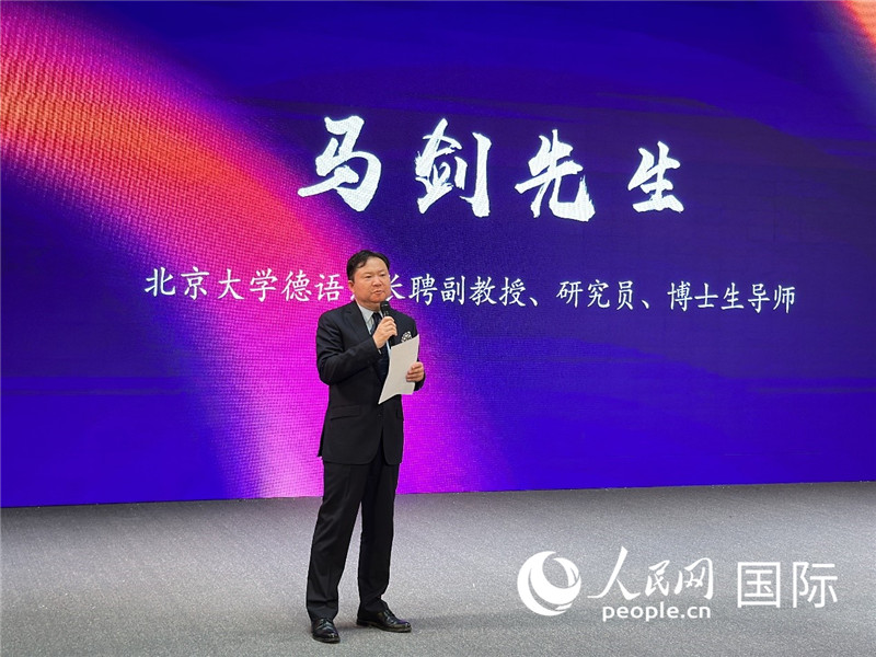 北京大學(xué)德語(yǔ)系長(zhǎng)聘副教授馬劍點(diǎn)評(píng)學(xué)生表現(xiàn)。（攝影：張麗鷗）
