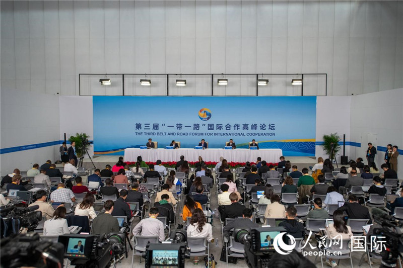10月16日，第三屆“一帶一路”國(guó)際合作高峰論壇新聞中心在北京國(guó)家會(huì)議中心舉行首場(chǎng)吹風(fēng)會(huì)，邀請(qǐng)自然資源部國(guó)際合作司和相關(guān)單位負(fù)責(zé)人介紹有關(guān)情況，并回答記者提問(wèn)。人民網(wǎng)記者 翁奇羽攝