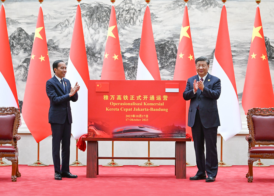 10月17日下午，國家主席習(xí)近平在北京人民大會堂同來華出席第三屆“一帶一路”國際合作高峰論壇并進(jìn)行國事訪問的印度尼西亞總統(tǒng)佐科舉行會談。會談后，兩國元首共同為雅萬高鐵正式開通運營揭幕。