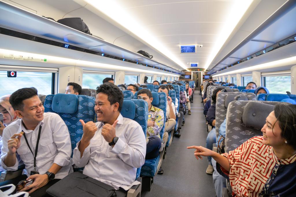 10月17日，乘客在行駛中的雅萬高鐵高速動車組列車車廂內(nèi)交談。