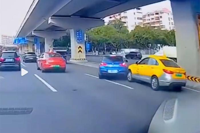 視頻截圖顯示，發(fā)生碰撞的剎那，出租車后方似乎確有車燈點亮。