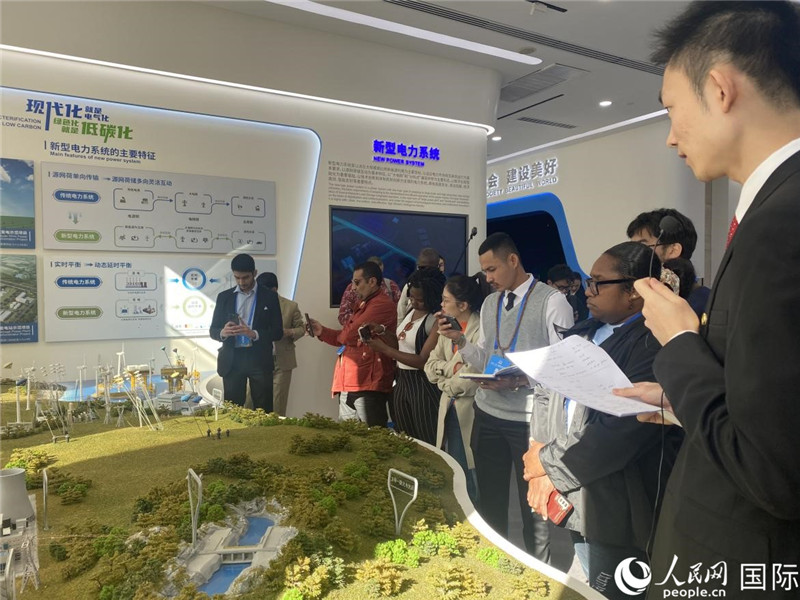 2023“一帶一路”媒體合作論壇聯(lián)合采訪團(tuán)參訪中國(guó)能建。人民網(wǎng)記者 于洋攝