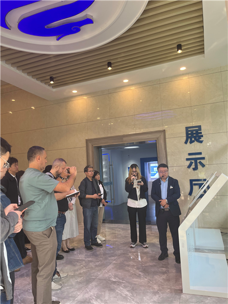 （在文瀾智谷中試產(chǎn)業(yè)基地，中外記者深入了解科技轉化情況 趙橙涔攝）