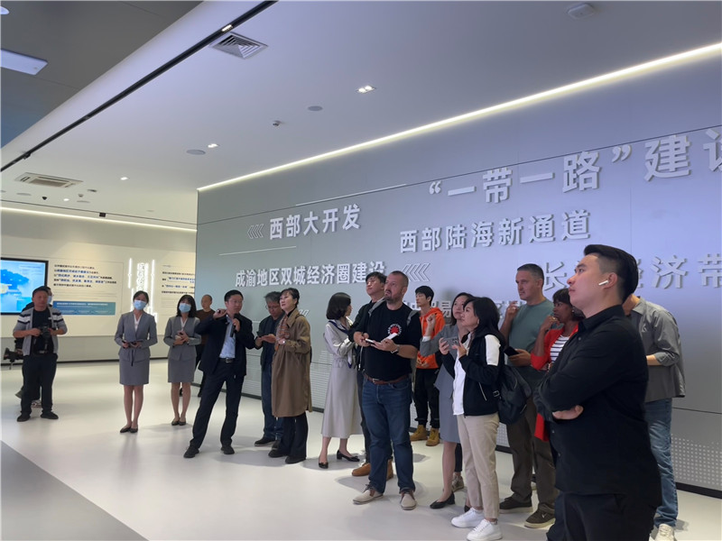 （成都國際鐵路港展廳，中外記者邊聽邊記，了解成都國際鐵路港運行情況 趙橙涔攝
