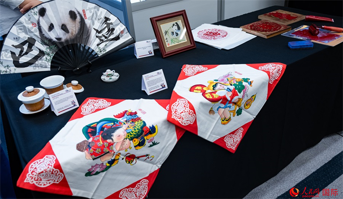 活動(dòng)現(xiàn)場(chǎng)的現(xiàn)場(chǎng)文創(chuàng)展、互動(dòng)體驗(yàn)區(qū)、非遺區(qū)展示。人民網(wǎng) 郭錦標(biāo)攝