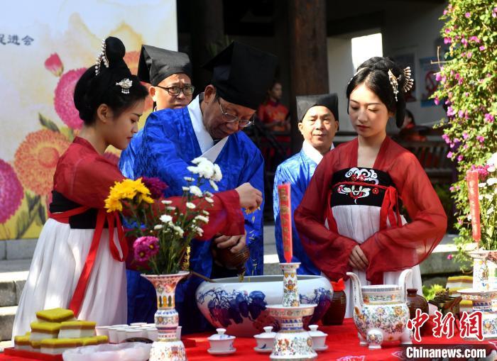 資料圖：圖為傳統(tǒng)重陽祭酒儀式?！蚊?攝