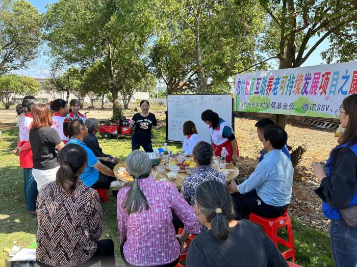 10月23日，廣東韶關(guān)農(nóng)村的互助養(yǎng)老探索，結(jié)合仁化縣董塘鎮(zhèn)新龍村的重陽節(jié)活動，將村支書、婦女主任、項目管理人員、新龍村助老員、村民志愿者、健康熱心的老人聚集在一起。 受訪者供圖