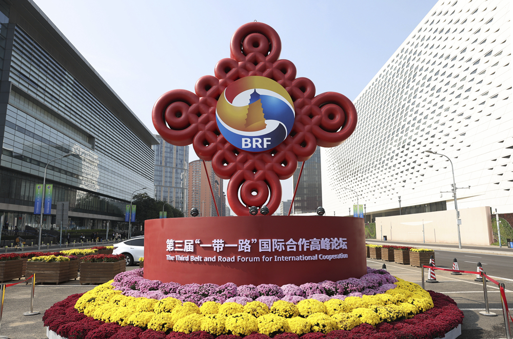 這是在北京國家會議中心附近拍攝的“一帶一路”國際合作高峰論壇景觀布置（2023年10月17日攝）。新華社記者 陳斌 攝