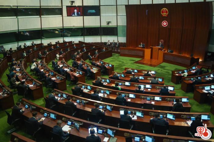 李家超在立法會宣讀新一份施政報告。圖片來源：香港“點新聞” 麥鈞杰 攝