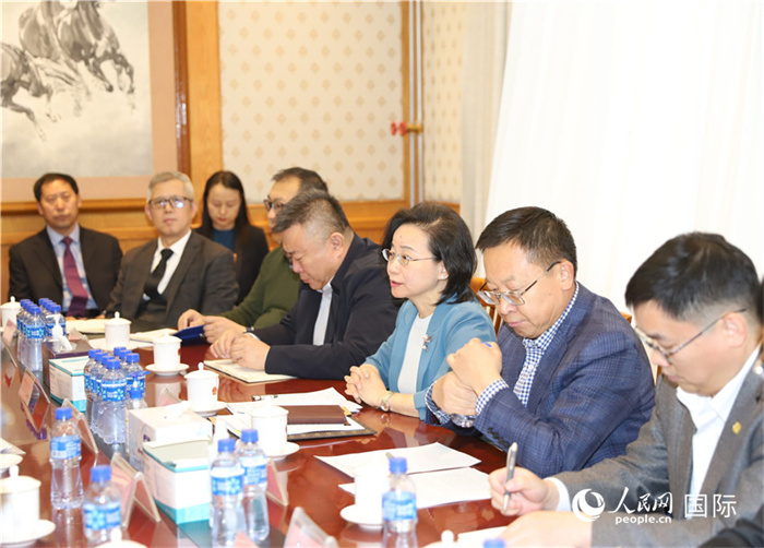 1.2023年10月30日，沈敏娟（右三）大使與中企代表座談。人民網(wǎng)記者 霍文攝