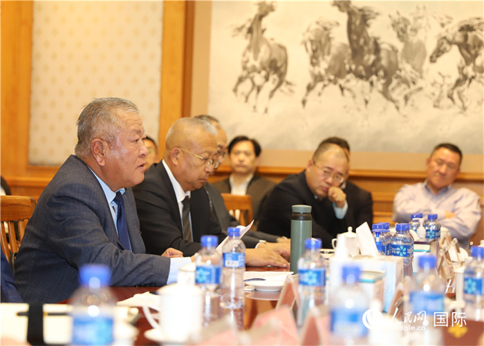 2.2023年10月30日，張義波（左一）會長匯報商會工作情況。人民網(wǎng)記者 霍文攝