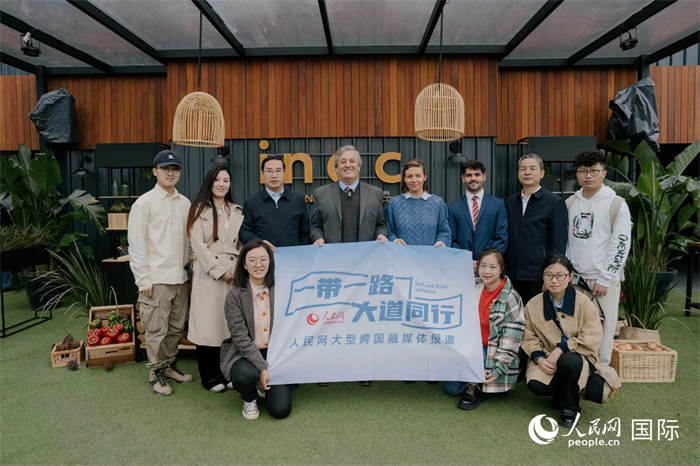 在烏拉圭第118屆普拉多牧農(nóng)業(yè)國際博覽會(huì)上，烏拉圭國家肉類協(xié)會(huì)主席與人民網(wǎng)記者合影。人民網(wǎng)記者 張若涵攝