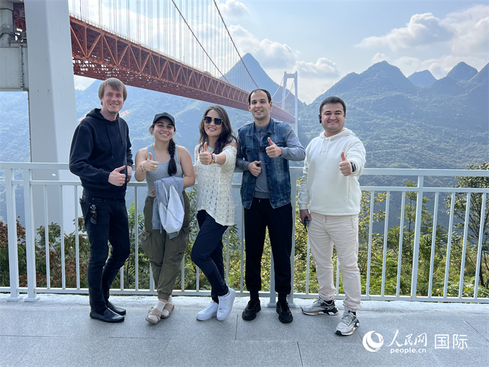 歐亞國家記者在壩陵河大橋下合影，并給大橋“點贊”。人民網(wǎng) 花放攝