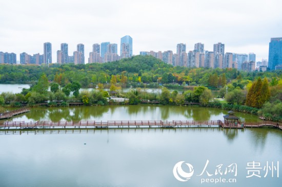 秋日時節(jié)，觀山湖公園景色美不勝收。人民網(wǎng) 陽茜攝