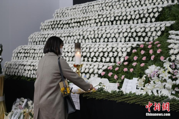當地時間11月1日23時45分許，韓國民眾在位于首爾廣場的集體焚香所悼念梨泰院踩踏事故遇難者。 <a target='_blank' href='/'><p  align=