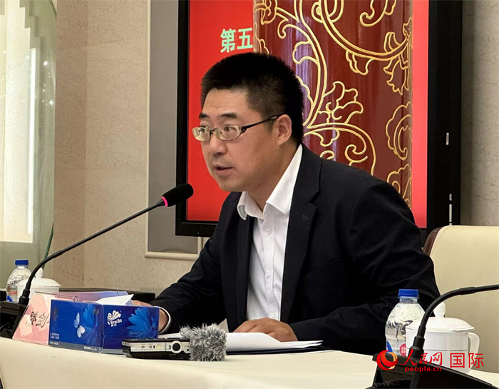 10月31日，歐美同學(xué)會副秘書長滕劍峰在第五屆中法文化論壇媒體吹風(fēng)會上講話。（人民網(wǎng) 謝瑩攝）