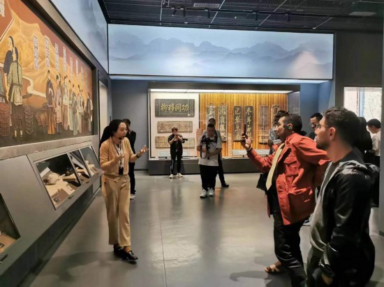  2023“一帶一路”媒體合作論壇聯(lián)合采訪團(tuán)參觀中國藥都中醫(yī)藥博物館。（本報(bào)記者 黃超攝）