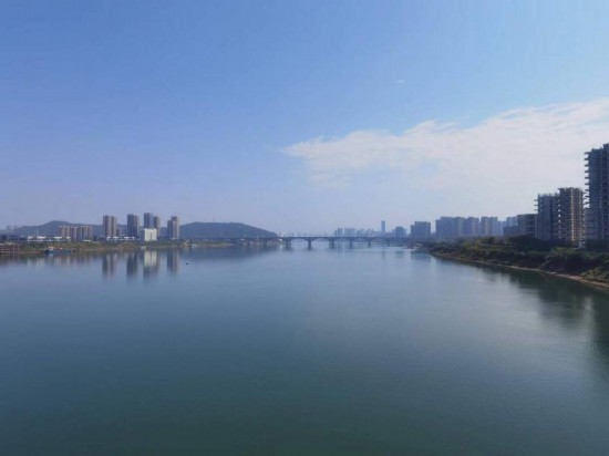 　　10月24日，在清水塘大橋景觀通道上拍攝的湘江景色。本報(bào)記者 常雯宜攝