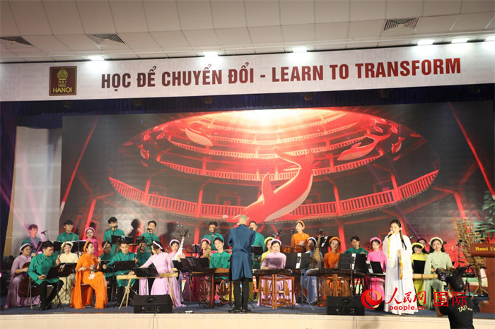 越南新活力民族樂團(tuán)的藝術(shù)家在進(jìn)行演奏。人民網(wǎng)記者楊曄攝