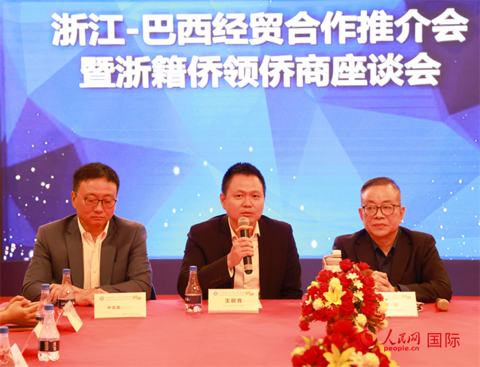 中國駐里約代總領(lǐng)事王尉育（中）在活動中致辭。人民網(wǎng)記者 陳海琪攝