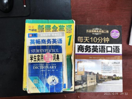   胡振興學(xué)習(xí)英語所用的資料。（圖片由受訪者提供）