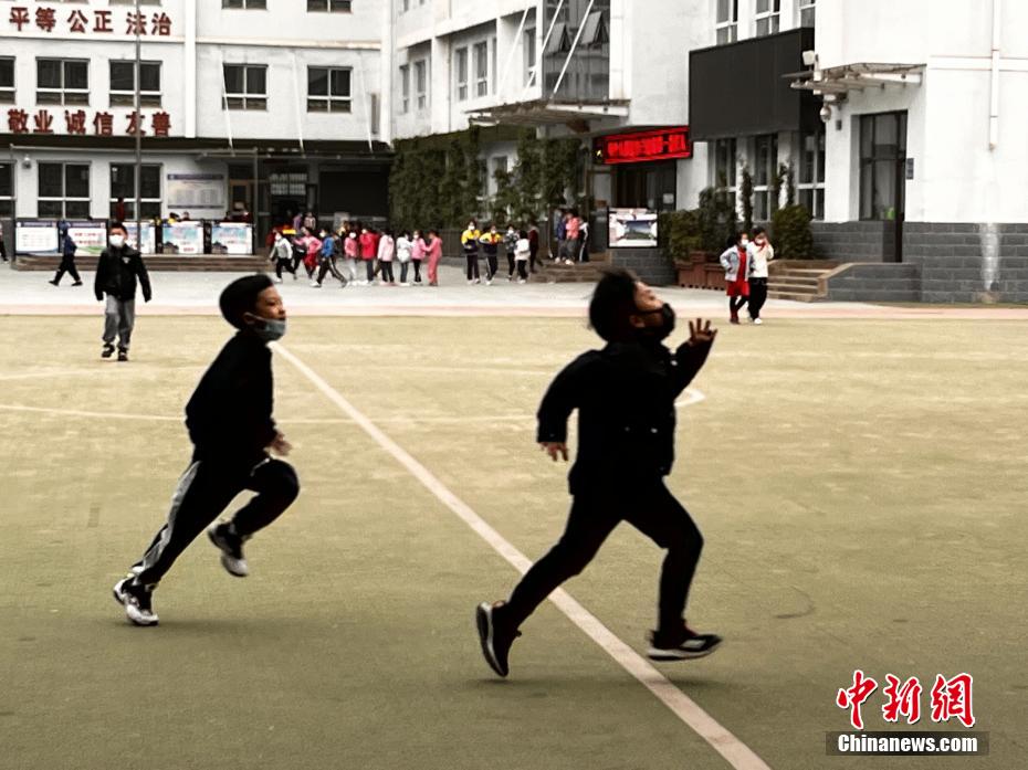 資料圖：學(xué)生們在課間玩耍。