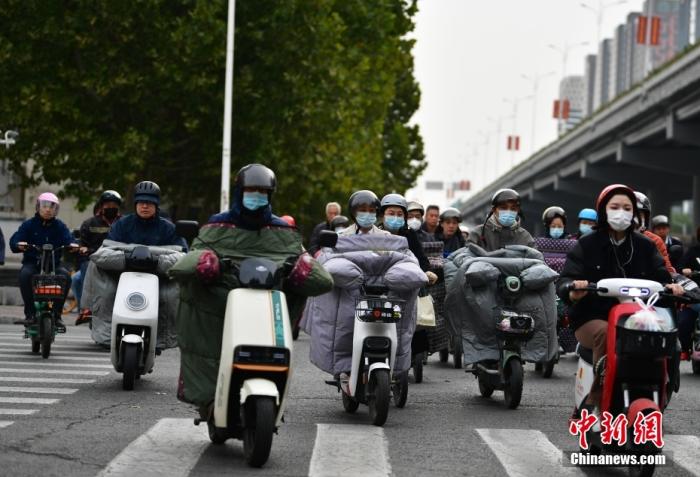 11月3日，河北石家莊迎降溫天氣，市民“捂”裝出行。 <a target='_blank' href='/'><p  align=