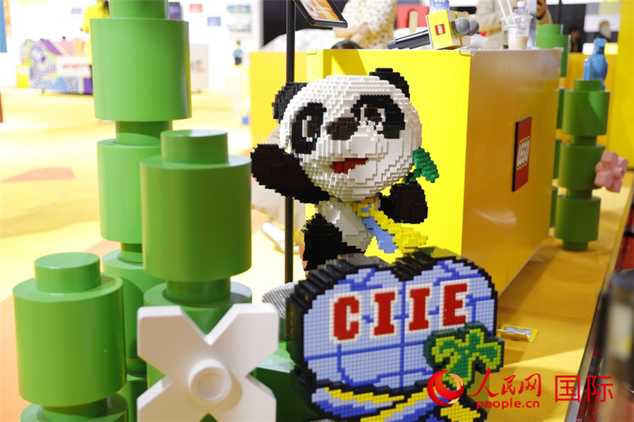 11月5日，消費(fèi)品展區(qū)展出的進(jìn)博會吉祥物進(jìn)寶造型積木。人民網(wǎng)記者 李美玉攝