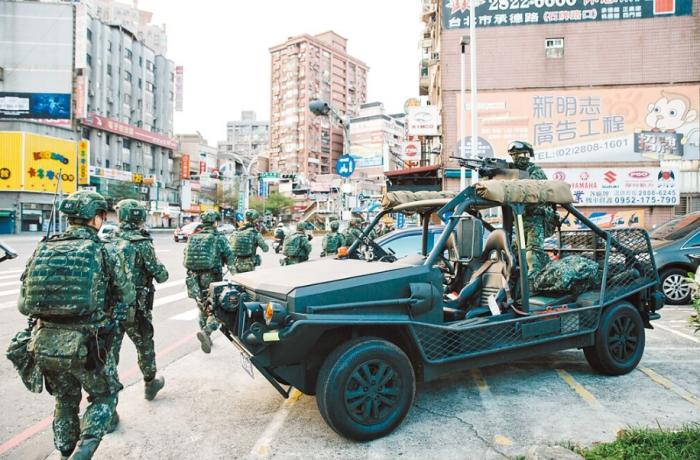 圖為2021年臺陸軍特種作戰(zhàn)指揮部在演習(xí)。圖片來源：臺灣《中國時(shí)報(bào)》。