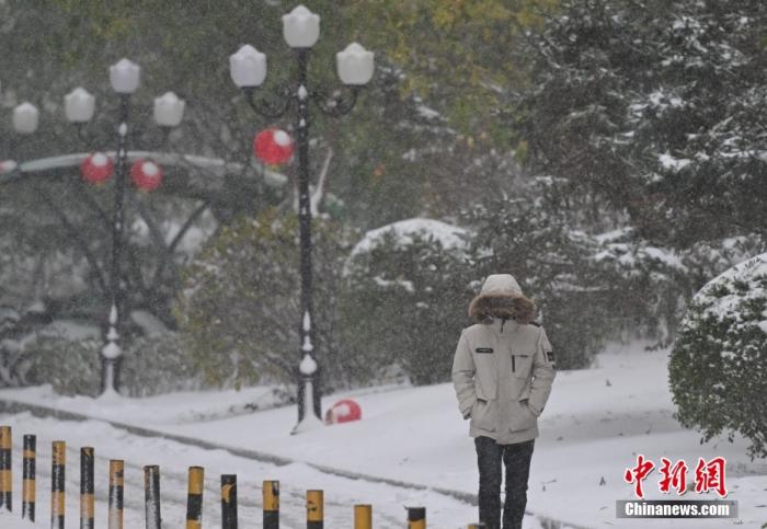 圖為市民在雪中出行。 <a target='_blank' href='/' ><p  align=