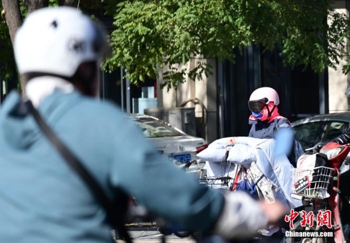 石家莊街頭，市民紛紛穿上厚厚的外套“捂”裝前行。 <a target='_blank' href='/'><p  align=