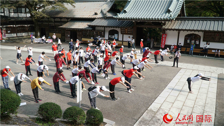 開跑前，中日青少年一起做熱身運(yùn)動。人民網(wǎng) 蔣曉辰攝