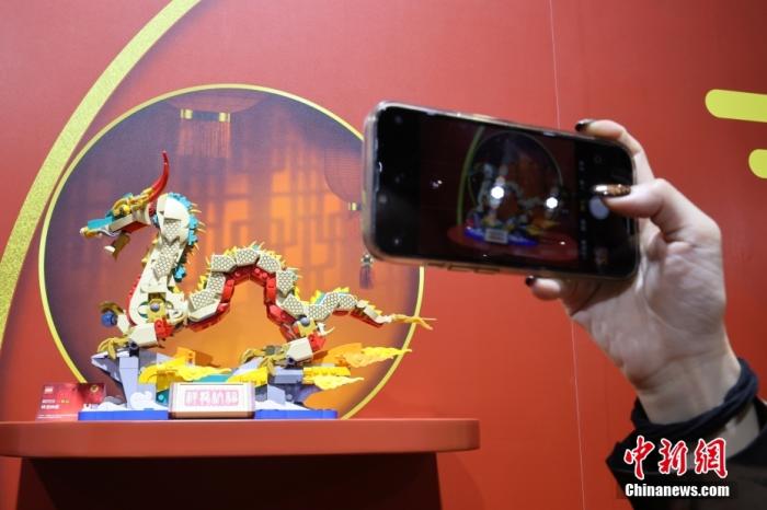 第六屆中國國際進口博覽會舉行，消費品展區(qū)展出以生肖龍為題材的中國元素產(chǎn)品。<a target='_blank' href='/'><p  align=