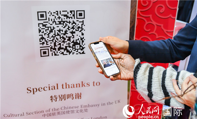 觀眾掃碼《我們的中國故事》系列視頻。人民網(wǎng) 郭錦標(biāo)攝