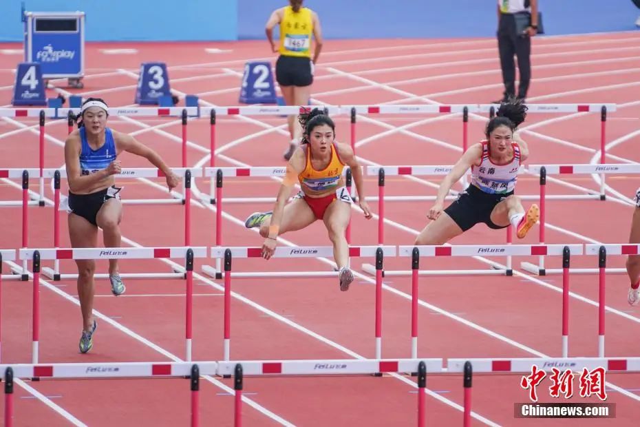 第一屆全國學生(青年)運動會田徑女子大學乙組100米欄決賽中，吳艷妮輕松奪冠。圖為吳艷妮在比賽中。陳冠言 攝