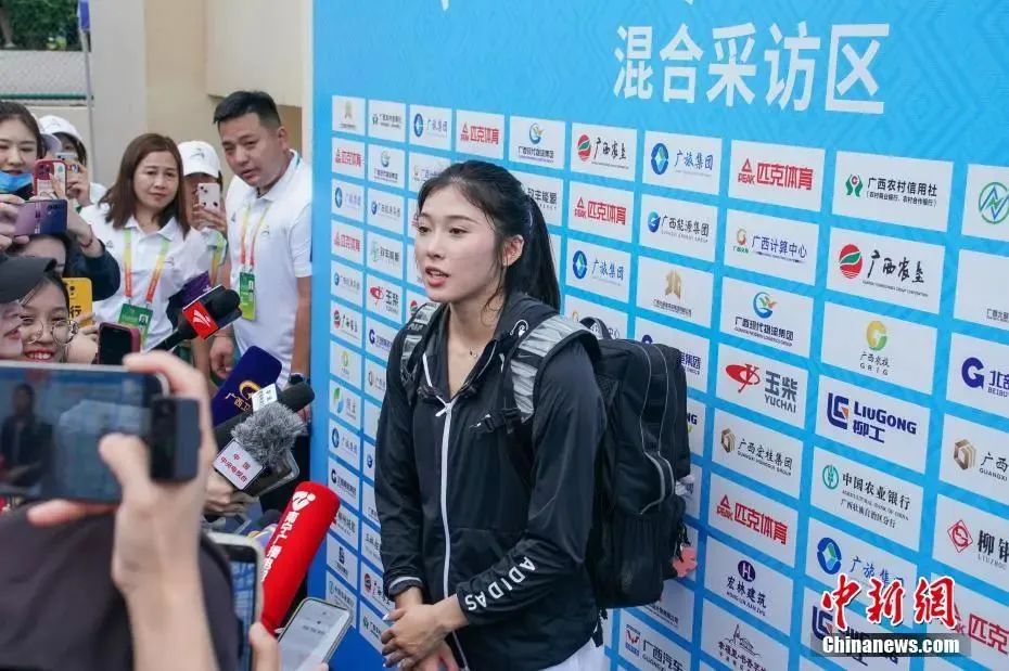 圖為吳艷妮在10日比賽結束后接受媒體采訪。陳冠言 攝