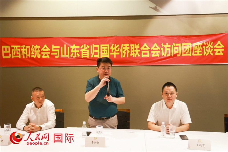 中國僑聯(lián)副主席、山東省僑聯(lián)主席李興鈺（中）在座談會上致辭。人民網(wǎng)記者 陳海琪攝