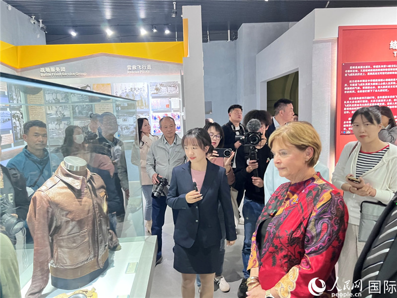 飛虎隊指揮官陳納德將軍外孫女嘉蘭惠（右）在參觀昆明市博物館展示的文物。人民網(wǎng) 趙瞳攝
