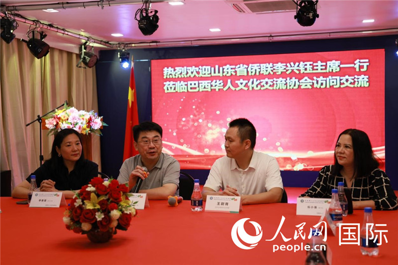 山東省僑聯(lián)主席李興鈺（左二）和與會(huì)僑領(lǐng)座談。人民網(wǎng)記者宋亦然攝