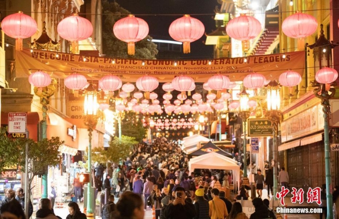 當?shù)貢r間11月10日，美國舊金山唐人街夜市人頭攢動。亞太經(jīng)合組織(APEC)第三十次領導人非正式會議將在舊金山舉行，當?shù)靥迫私钟媱澟e辦包括夜市在內的多場活動，以吸引與會者、游客和市民的光顧。<a target='_blank' href='/'><p  align=