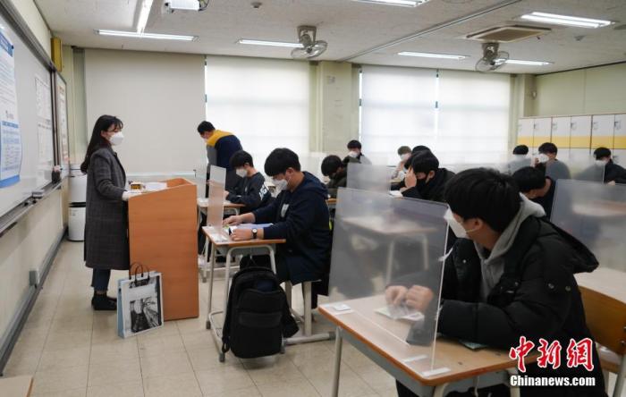 12月3日，延遲近一個月的韓國高考舉行。據(jù)韓國教育部消息，今年考生約49.34萬人，創(chuàng)歷史最低紀(jì)錄。圖為在首爾某考點(diǎn)內(nèi)，考桌上設(shè)有隔板。