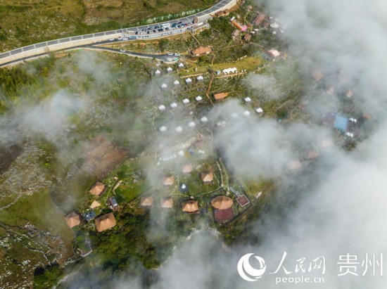 航拍掩映在晨間薄霧中的“花都里·化屋野奢度假營地“。人民網(wǎng) 陽茜攝
