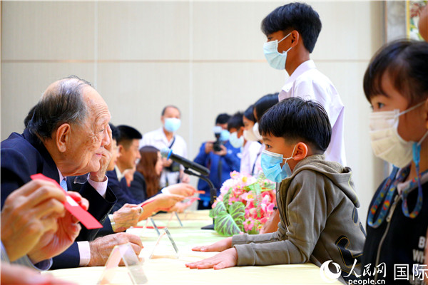 圖為獎助學金頒發(fā)現(xiàn)場。人民網(wǎng)記者 白元琪攝