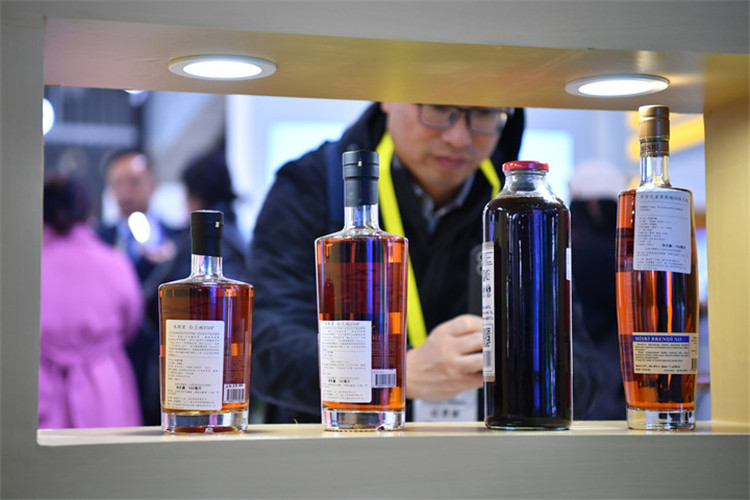 11月16日，觀眾在第七屆絲博會上參觀阿塞拜疆展位上的酒水產(chǎn)品。新華社記者 邵瑞 攝