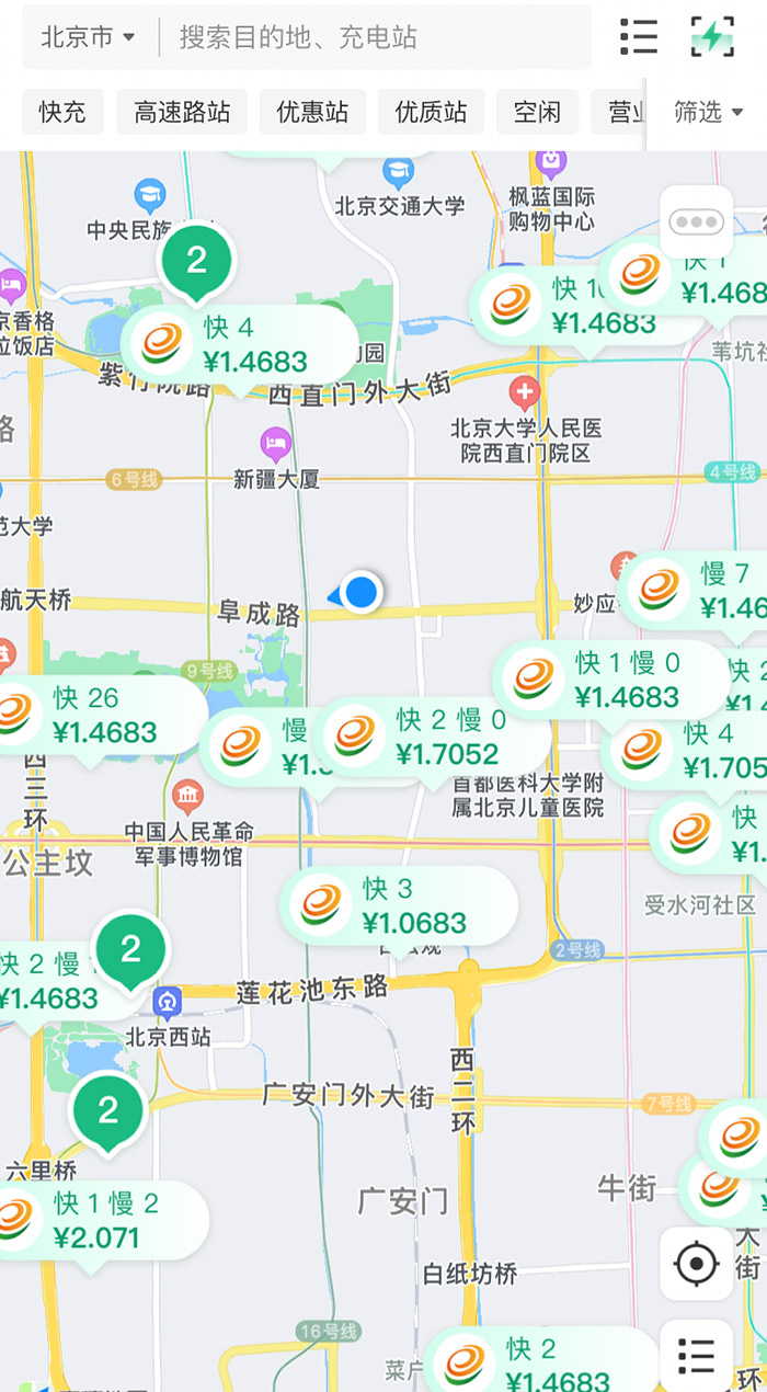 中新財經(jīng)查詢相關(guān)充電APP發(fā)現(xiàn)，電價平峰時段，快充樁的價格普遍在1.4元度左右。