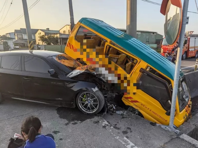 托兒所校車被轎車從側(cè)邊撞上，車體嚴(yán)重毀損。圖片來源：臺(tái)灣《聯(lián)合報(bào)》民眾供圖