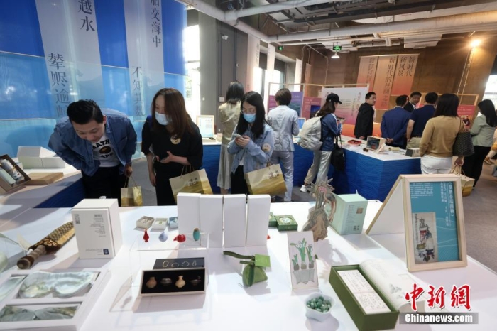 9月28日，“一帶一路，文明之橋”圖書(shū)文創(chuàng)展在北京圖書(shū)大廈開(kāi)幕，圖為觀眾參觀展覽。<a target='_blank' href='/'><p  align=