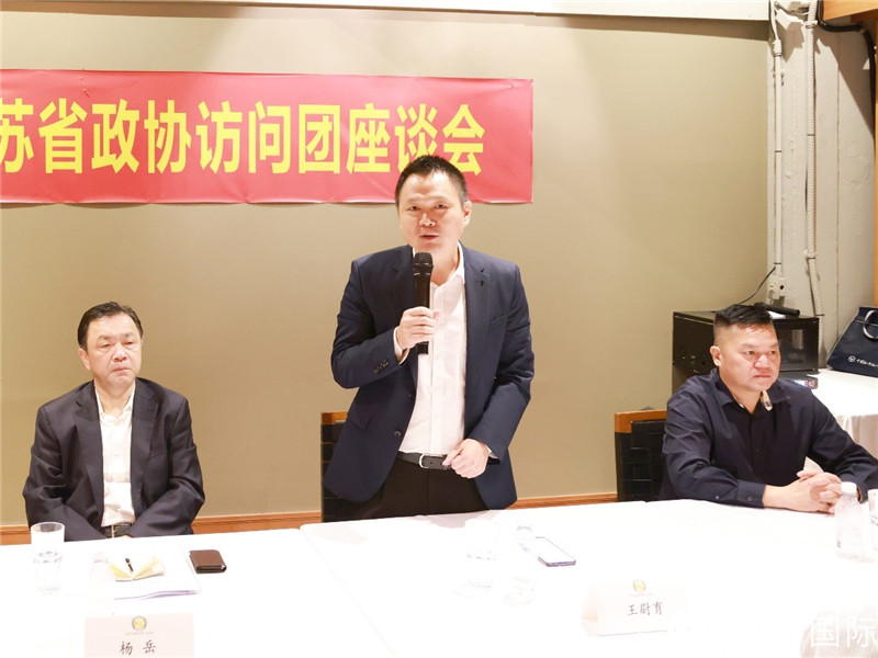 中國駐里約總領館副總領事王尉育（中）在座談會上致辭。人民網(wǎng)記者 陳海琪攝