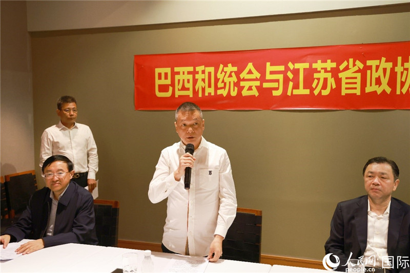 巴西和統(tǒng)會會長王俊曉（中）在座談會上致辭。人民網(wǎng)記者 陳海琪攝